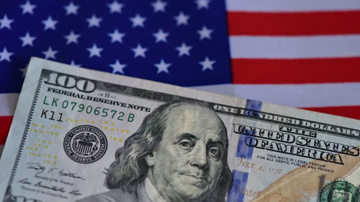 US dollar declines as Treasury acts to stabilize bond markets amid rising yields