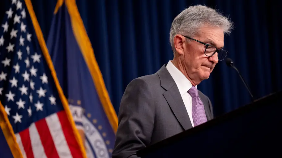 Most Economists Expect a December Rate Cut by the Fed Amid Slowing Growth