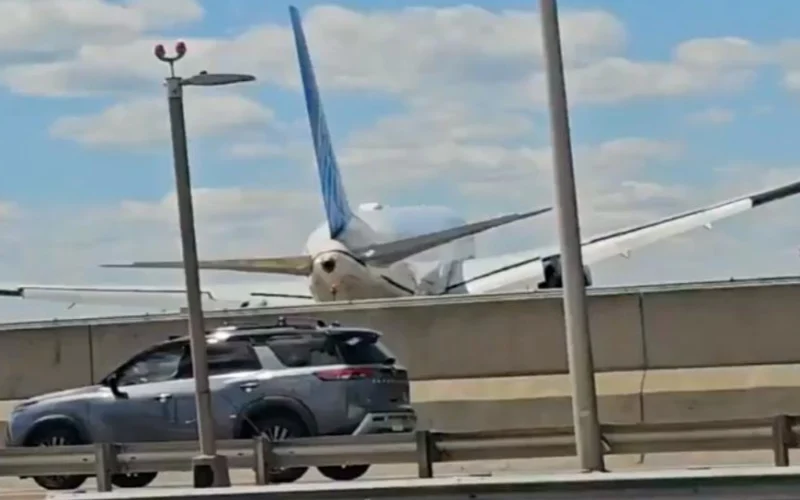 United Airlines Boeing 767 flying low over New Jersey Turnpike after striking a truck and light pole near Newark Airport.