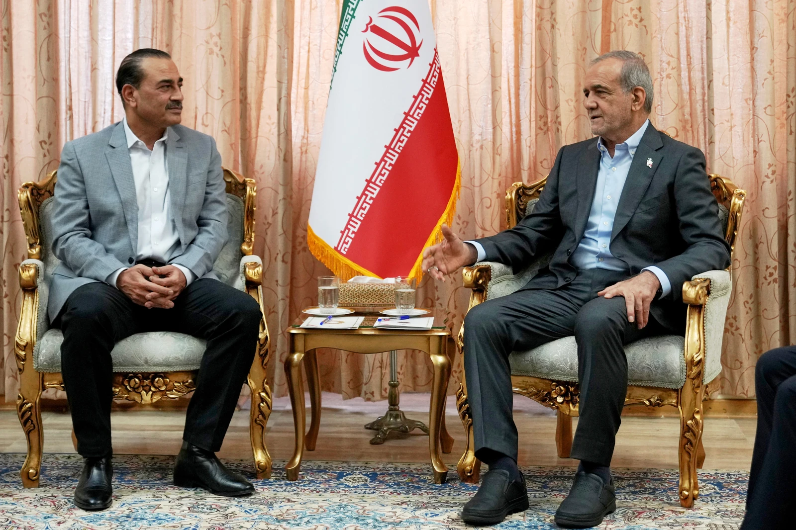 The United States and Iran advance negotiations aimed at reopening the Strait of Hormuz.