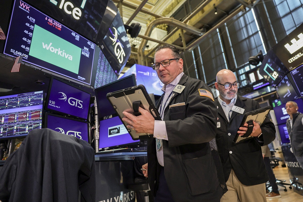 U.S. stock market pauses near record highs as investors evaluate AI-driven gains and economic data.